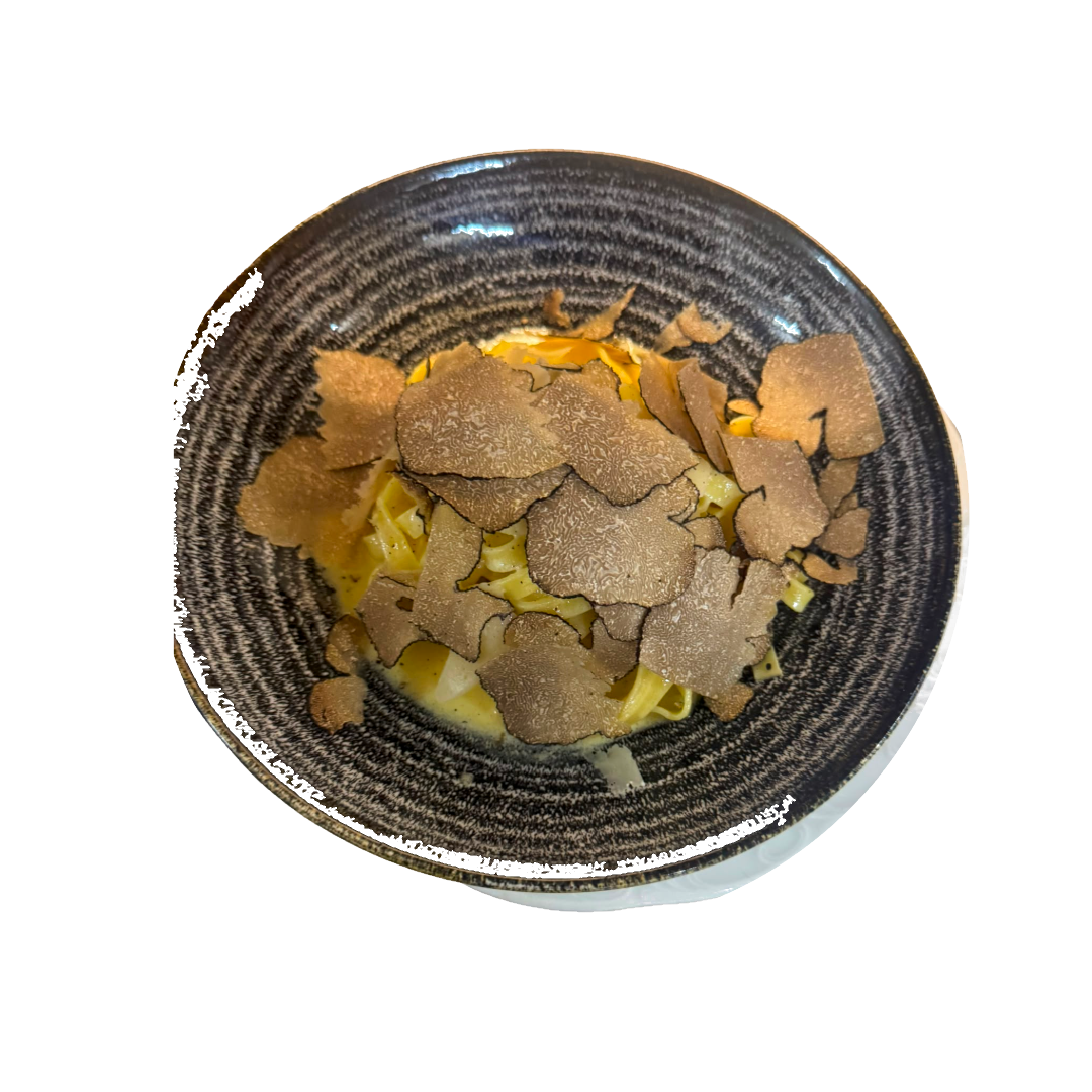 Pasta mit frischem schwarzem Trüffel
